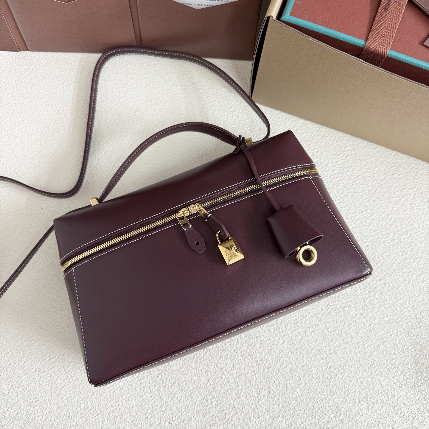 L**o p*ana extra pocket l27 calfskin 16x27x10cm
