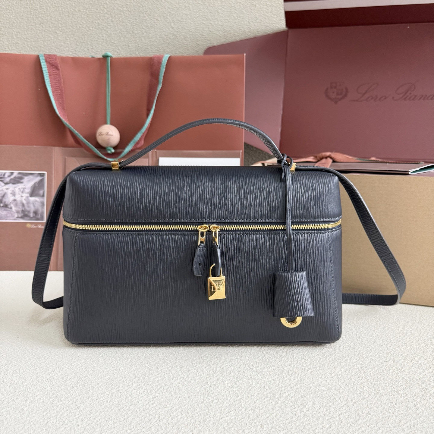 L**o p*ana extra pocket l27 calfskin 16x27x10cm