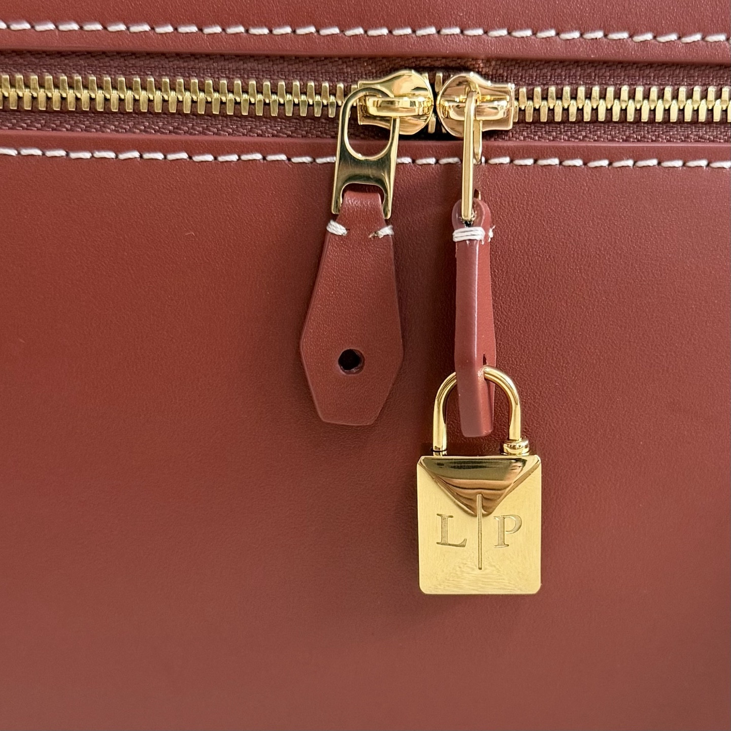 L**o p*ana extra pocket l27 calfskin 16x27x10cm